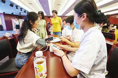 守護(hù)職場(chǎng)健康，服務(wù)暖企心——記“健康義診進(jìn)企業(yè)”專項(xiàng)咨詢服務(wù)活動(dòng)